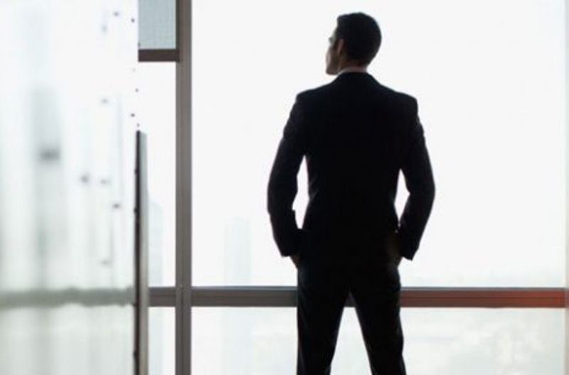 Mengapa CEO yang Kesepian Membutuhkan Pelatih Eksekutif